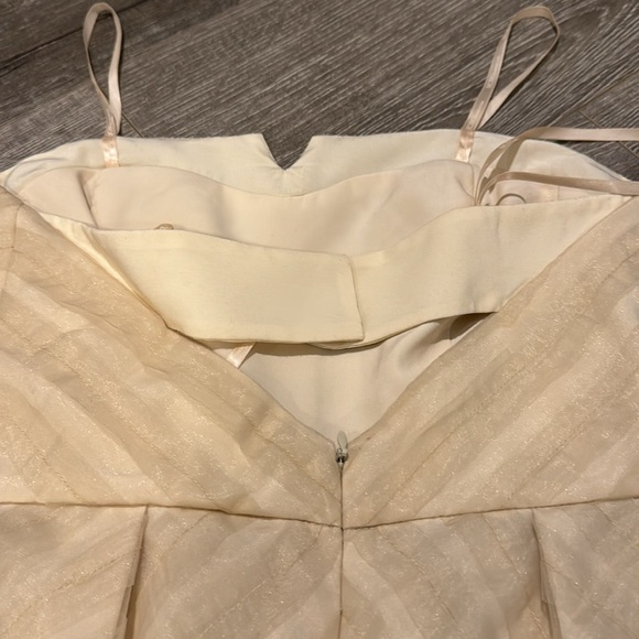 Like new BCBG cocktail sleeveless short dress in size 0. - Picture 3 of 5